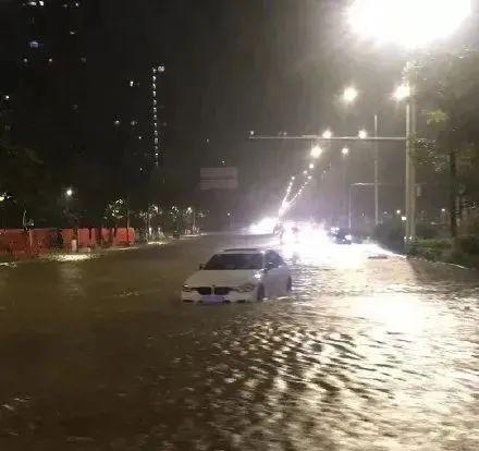 雨量达历史极值 广州特大暴雨致学校停课 地铁停运 4人死亡......