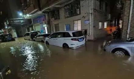 雨量达历史极值 广州特大暴雨致学校停课 地铁停运 4人死亡......