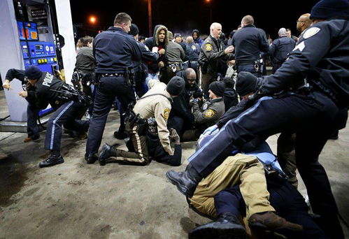 美国警察跪压死黑人事件引发抗议活动 压死美国黑人的白人警察(压死黑人的美国警察判刑)