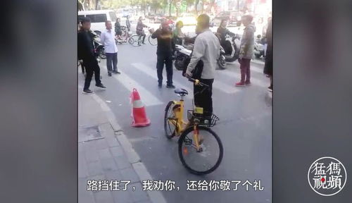 小伙骑电动车强行通过被封道路,大爷好心劝阻反被怼