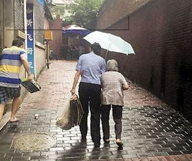 大妈为默哀女警撑伞 老奶奶为学生打光（图）