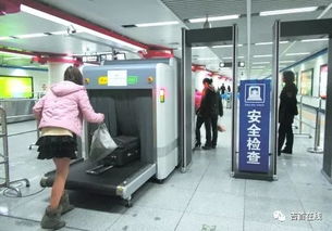 9月15日，湖南吉首火车站安检机里突然出现奇怪一幕，女安检员当场被吓懵，捂着嘴一脸难以置信。(15日湖南新增)