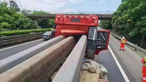 惊魂一幕 紧急刹车,大槽钢直接冲进驾驶室