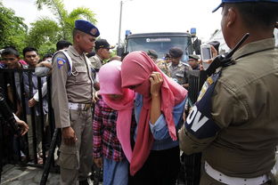 印尼多名男女因婚外情当众接受鞭刑 
