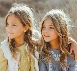 赢在起跑线 9岁小姐妹遗传父母高颜值基因,获称全球最美双胞胎