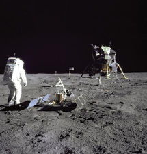 世界上第一个登月的宇航员阿姆斯特朗是乘哪个飞船成功登月的(世界上第一个登月的国家)