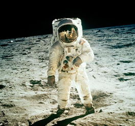 世界上第一个登上月球的航天员是哪个国家的 是谁 