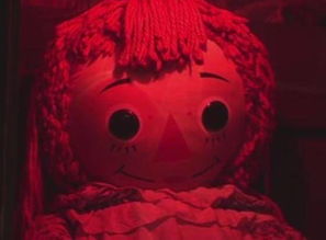 美国恐怖娃娃安娜贝尔的真实故事 它是恶灵的附身 