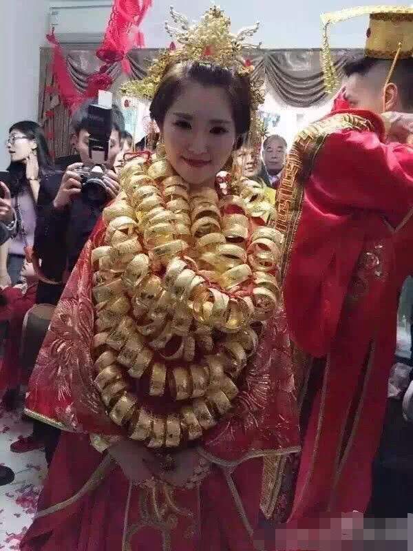 国庆节最火新娘,身上挂60个大金镯子,网友酸了 太俗气