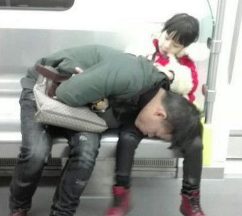地铁上父亲靠在女儿身上睡觉,女儿的做法让众多网友泪崩