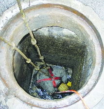 工人从下水道捞出巨型“老鼠” 用水一冲发现真相（图）(印度下水道工人)