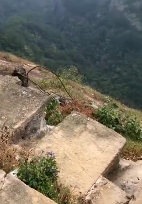 飞翔的感觉 广西景区百米悬崖边建厕所,我估计你不太敢上