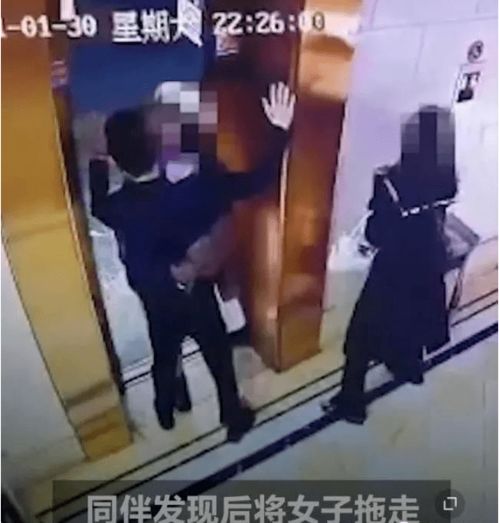 这事 男子在电梯口被女子强吻,吓得举起双手证明清白,画面辣眼睛