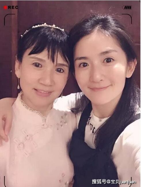 谢娜妈妈罕见现身 扎起马尾辫穿印花卫衣清新减龄,还与女儿撞脸