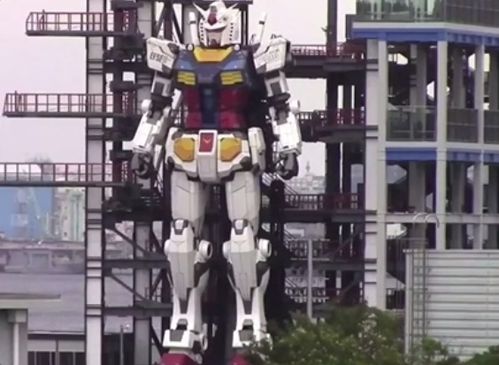 高18米现身横滨港 日本1比1还原高达机器人 走路弯膝等经典动作很灵活