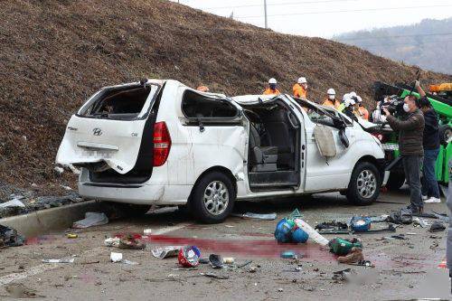 韩国一车祸致中国公民6死4伤 多是中国朝鲜族劳工,疑似雨大轮胎打滑出车祸