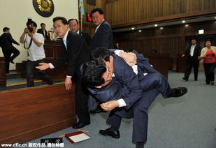 网上开会时亲吻妻子胸部视频疯传,阿根廷议员被停职