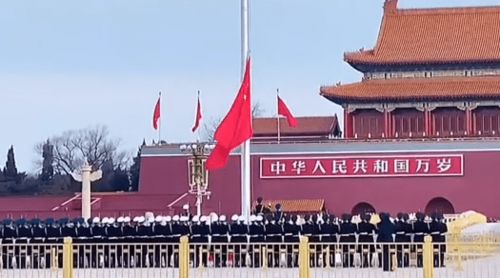 丁真第一次到北京看升国旗 说自己很开心 很激动