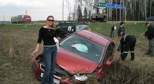 女司机穿高跟鞋开车,经常会出现这些奇葩事故,还能把车倒树上
