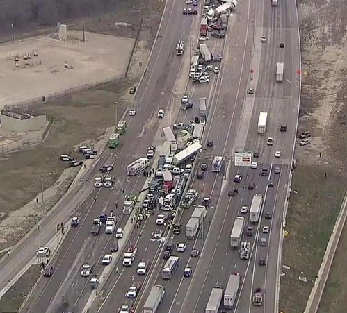 惨烈 美国高速发生重大交通事故 133辆车连环相撞,6人死亡,65人伤 现场图