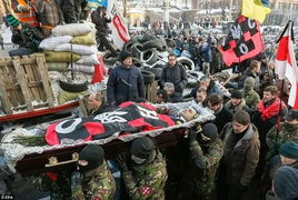 乌克兰示威者葬礼 数千民众送行 示威者抬棺 