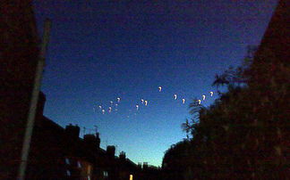 英天空出现多个橙色发光体 疑似UFO列队 