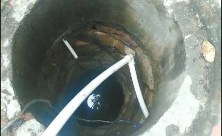 四川一废弃老井突变 温泉 水温超过70 直冒白烟