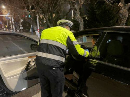 危险 荆州一司机在等红绿灯时睡着了,民警一查 酒驾