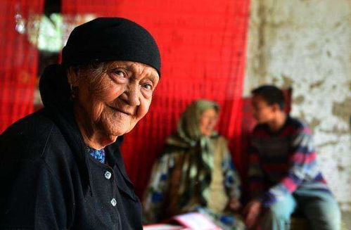 中国134岁长寿老人,一辈子只喝凉水,历经3个世纪,如今六代同堂