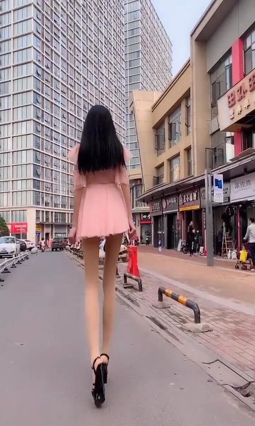 长腿美女穿着短裙出街,成为众人眼中的焦点