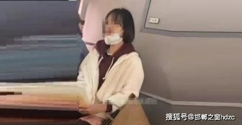 北京一女子公交上摘口罩吃榴莲,乘客劝阻被怼多管闲事