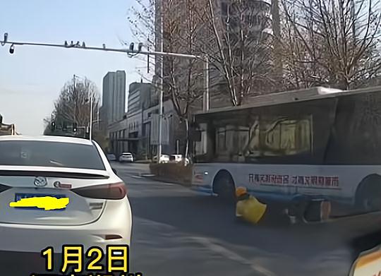 郑州一公交撞翻外卖员逃逸,司机已停职,网友 非机动车道干啥的
