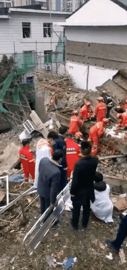 中午12点,重庆武隆一食堂突发爆炸,已救出15人,其中6人死亡 