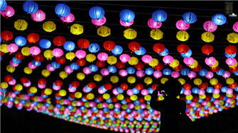 韩国釜山寺庙点亮5万灯笼迎节日（图）