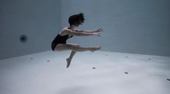 艺术家在世界最深泳池跳舞 令人窒息的惊艳 