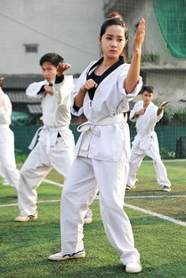 越南警校武术训练,女学员训练强度和男学员一样 