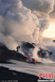摄影师冒死拍摄基拉韦厄火山岩浆流淌壮景 