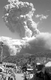 菲火山喷发两千人疏散 火山灰柱冲上三千米高空 