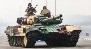 印度陆军主力战车倾巢出动 女装甲兵首亮相 