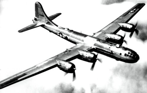 美军二战B-29轰炸机袭击东京 两千吨炸弹酿10万人死亡(美军二战时期的报话机怎用)