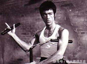 李小龙一秒钟就能打九拳;他的寸拳最高记录可以打出一个150斤(李小龙一秒钟能出多少拳)