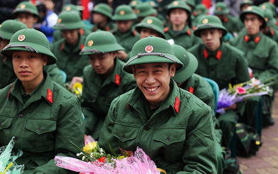 越南青年从军入伍 美女排队献花送礼 