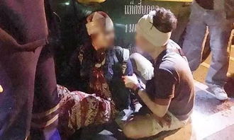真可怕 2名中国游客在泰国曼谷遭抢劫,反抗被歹徒用58CM刀砍伤......
