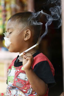 印尼2岁男童因捡烟头染上烟瘾 一天竟要抽两包才行