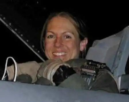女飞行员希瑟·彭尼（Heather ＂Lucky＂ Penney）开F-16撞毁客机