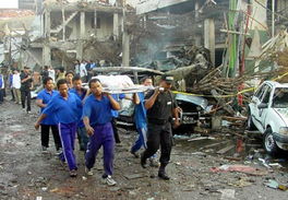 印尼营救人员将遇难者遗体抬出爆炸现场 