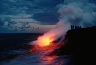 夏威夷火山喷发岩浆蔓延数十米（图）(夏威夷岛是火山喷发形成的吗)