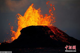 夏威夷火山岩浆喷涌 民众淡定围观 