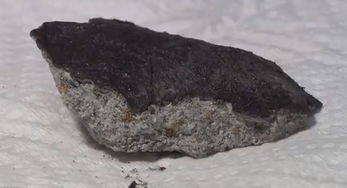 日本爱知县小牧市有45亿年历史的陨石撞击屋顶 