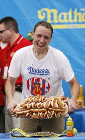 美国男子（乔伊·切斯特纳特）10分钟吃74个热狗 破纪录(美国洛夫乔伊)